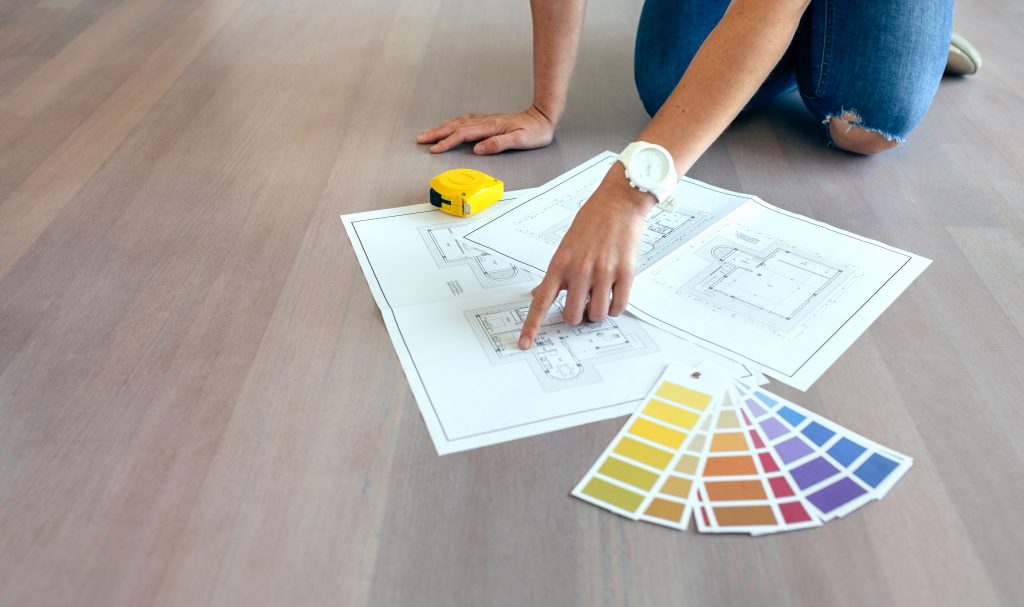 Mujer decidiendo hacer reformas integrales en su piso